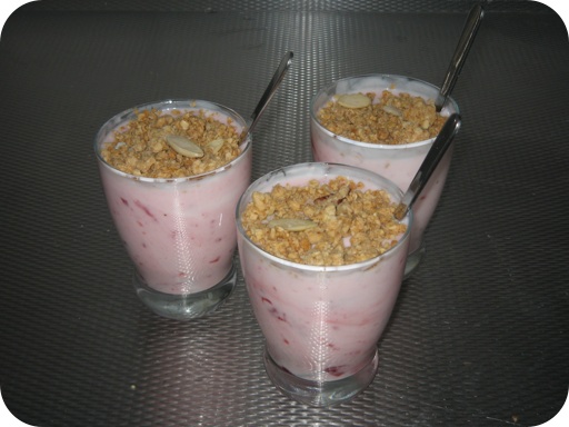 Yoghurt met Aardbeienjam en Muesli