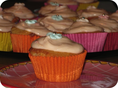 Witte Chocolade Muffins met Aardbeienglazuur
