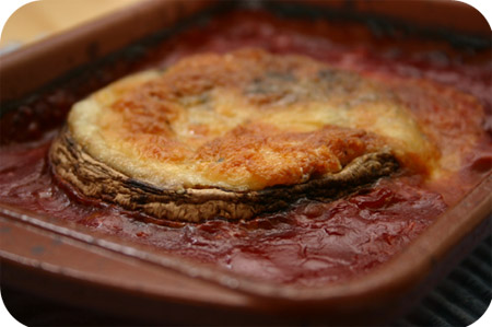 Portobello met Mozzarella en Tomatensaus