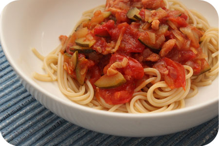 Spaghetti met Courgette, Tomaat en Ontbijtspek
