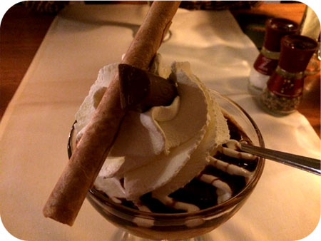 dessert van de chef vanille-ijs met slagroom en chocolade- en karamelsaus Schatberg Serre Restaurant in Sevenum