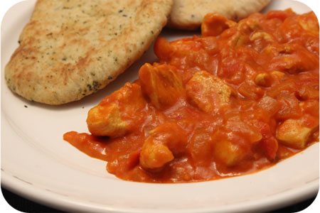 Curry van Kipfilet en Tomaat met Naanbrood