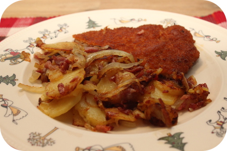 Schnitzel met Gebakken Aardappelschijfjes, Ui en Ontbijtspek