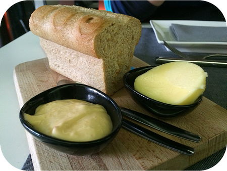 Zimpel in Veenendaal brood met dips.