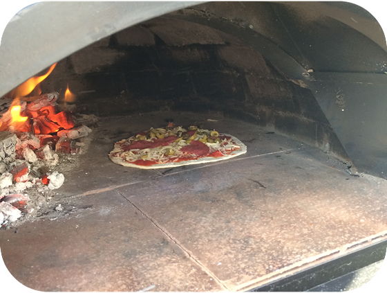 Pizza van Pizza on Wheels pizza in de oven