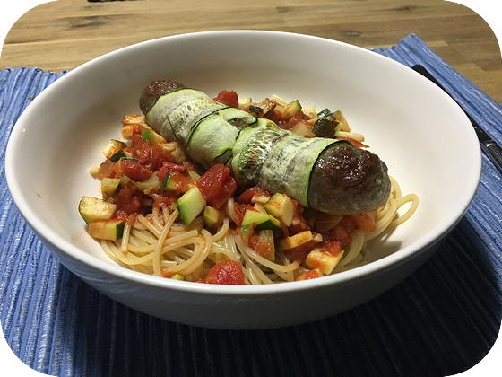 Spaghetti met Worstjes en Gestoofde Courgette-Tomatensaus