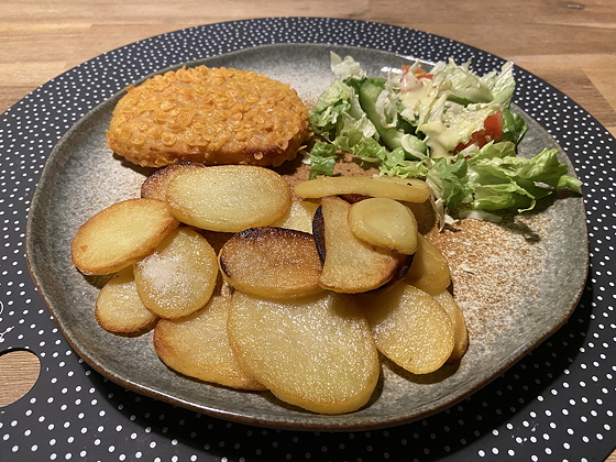 Krokante Kaasschnitzel met Salade en Gebakken Aardappeltjes