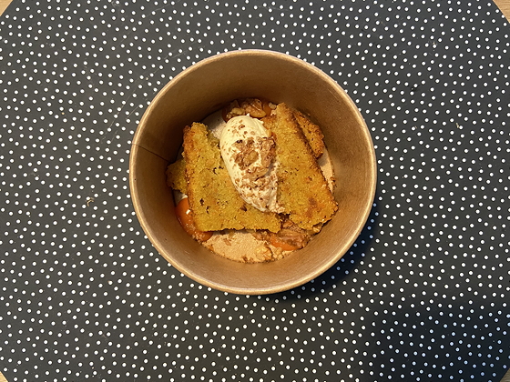 Afhaal-driegangendiner bij Bite Veenendaal carrot cake