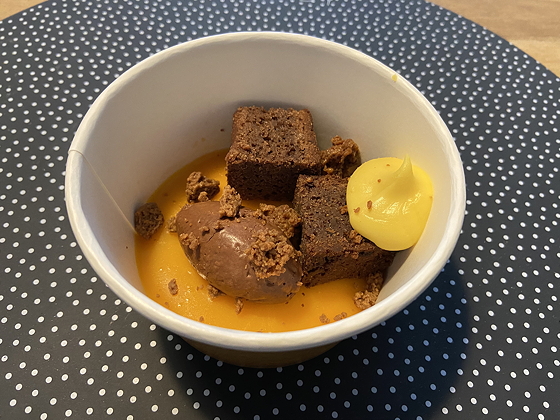 Bezorg-driegangenmenu van Bite Veenendaal brownie met een gelei passievrucht