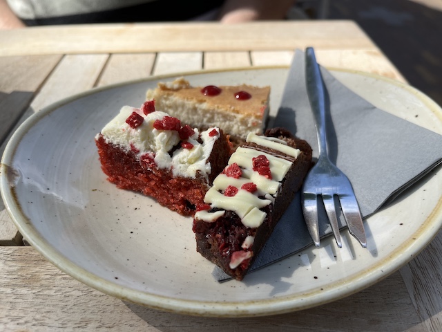 Taartproeverijtje bij Barista Café Veenendaal cheesecake, red velvet cake, brownie