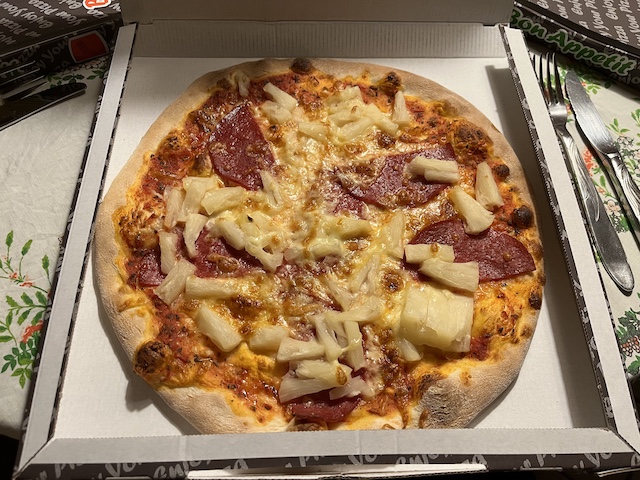 Pizzeria Sphynx Noordwolde Pizza venezia ananas salami