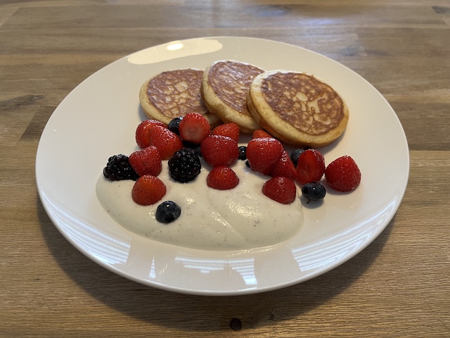 American Pancakes met Rood Fruit en Griekse Yoghurt
