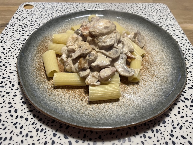 Pasta met Champignons en Spekjes in Romige Saus