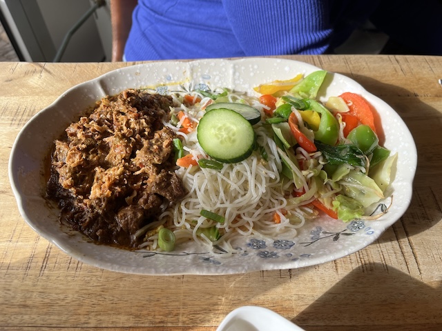Lunchen bij Toko Veenendaal mihoen met daging rendang en roerbakgroenten in oestersaus